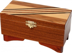 Originál intarzovaná šperkovnice, dno provedení mahagon, víko americký ořech satinato, lak, rozměr  18.5x9x7cm 